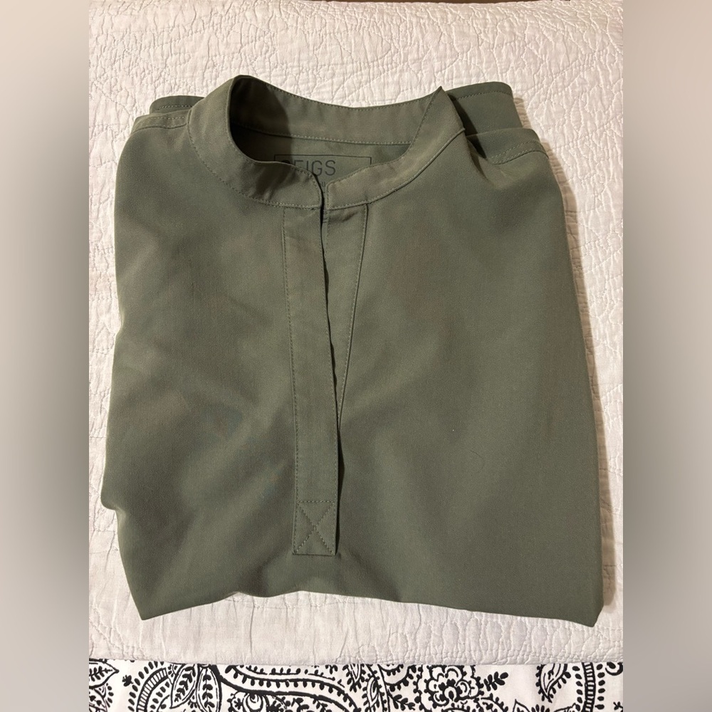 Women’s small FIGS Rafaela oversize scrub top in Moss